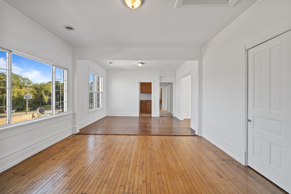 Building Photo - 106 N Main St