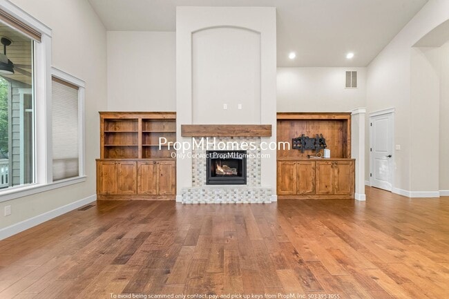 Building Photo - Luxury Three Bedroom Escape in Bull Mountain!