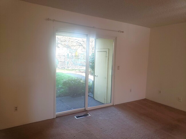 Building Photo - Charming Townhouse Near the Water! Water Sewer and Garbage Included!