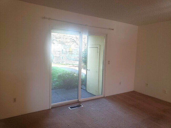 Foto del edificio - Charming Townhouse Near the Water! Water Sewer and Garbage Included!