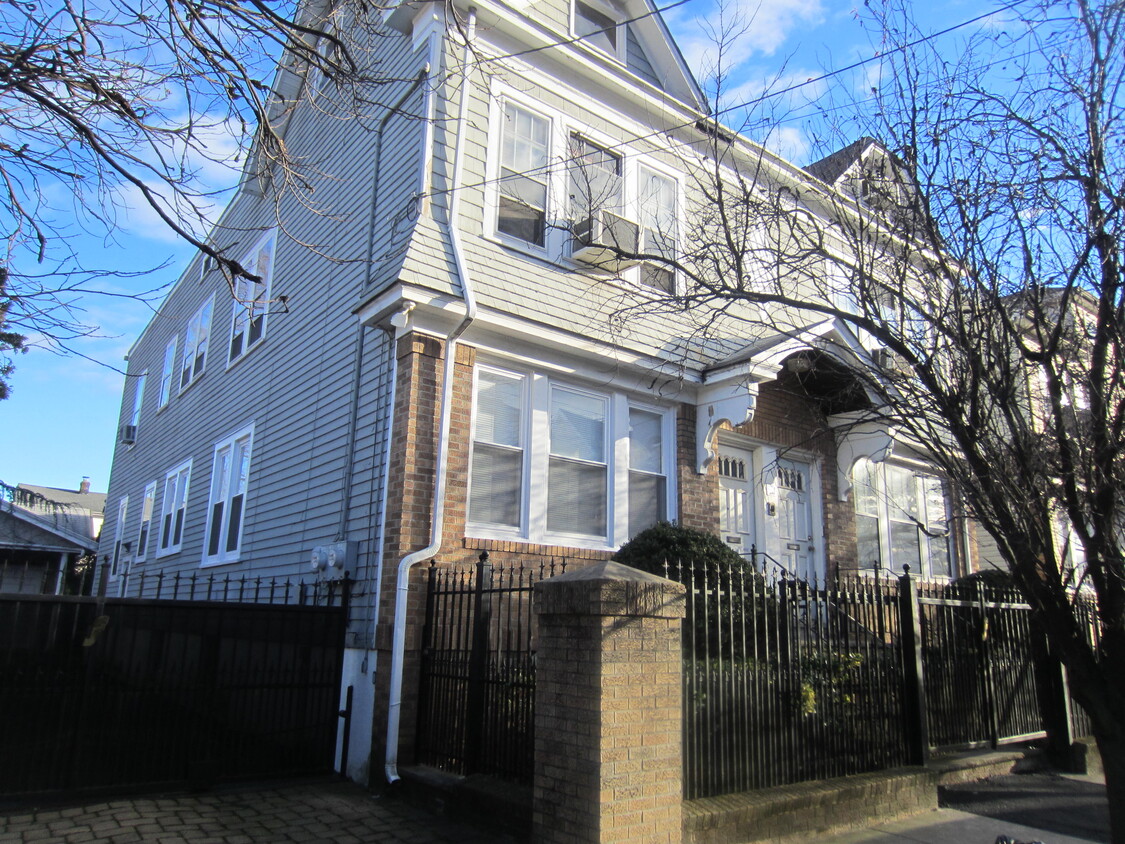 Primary Photo - 204 Columbia Ave