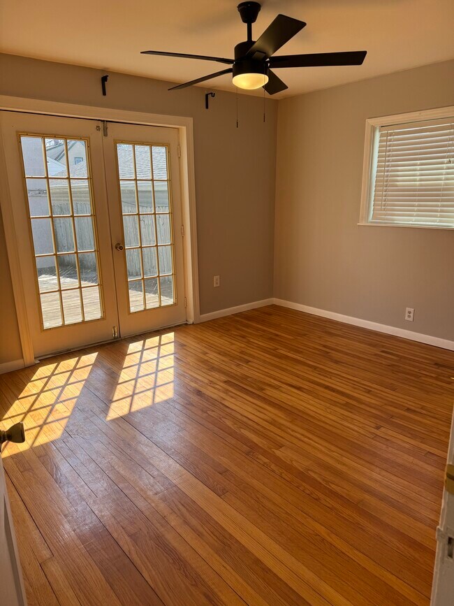 Dormitorio 1 con acceso a la terraza. - 1309 Milwaukee Ave