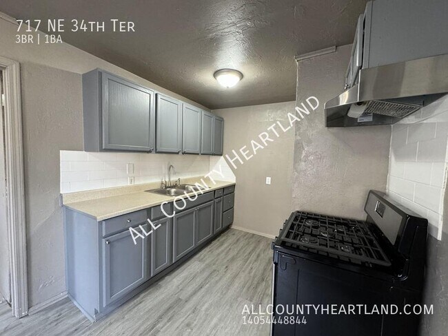Building Photo - 717 NE 34th Terrace