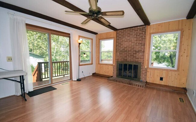 Sala de estar y chimenea - 5603 Pelham Rd