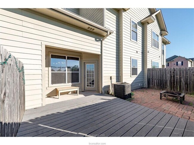 Building Photo - 1425 W Villa Maria Rd