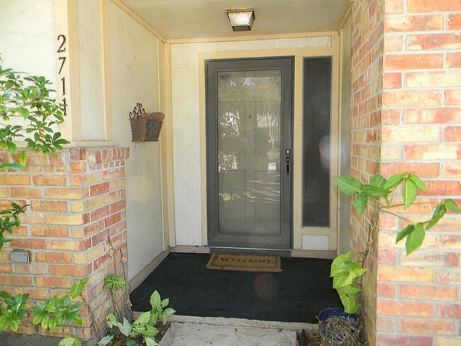 Foto del edificio - 2711 River Birch Dr