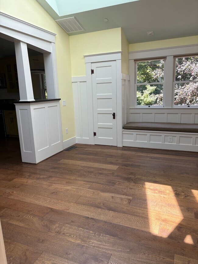 Building Photo - Beautiful 2/2.5 in the heart of Penngrove