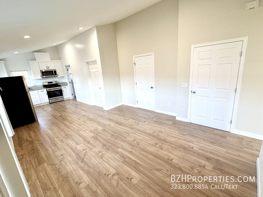 Foto principal - Light-Filled Renovated 2Bed 1Bath In Prime...