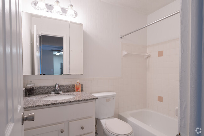 1BR, 1BA - 640 SF - Bathroom - Boulevard Towers