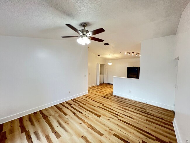 Foto del edificio - Perfect location! Spacious 1/1 with lots o...