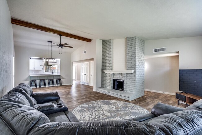 Building Photo - 5096 Thompson Dr