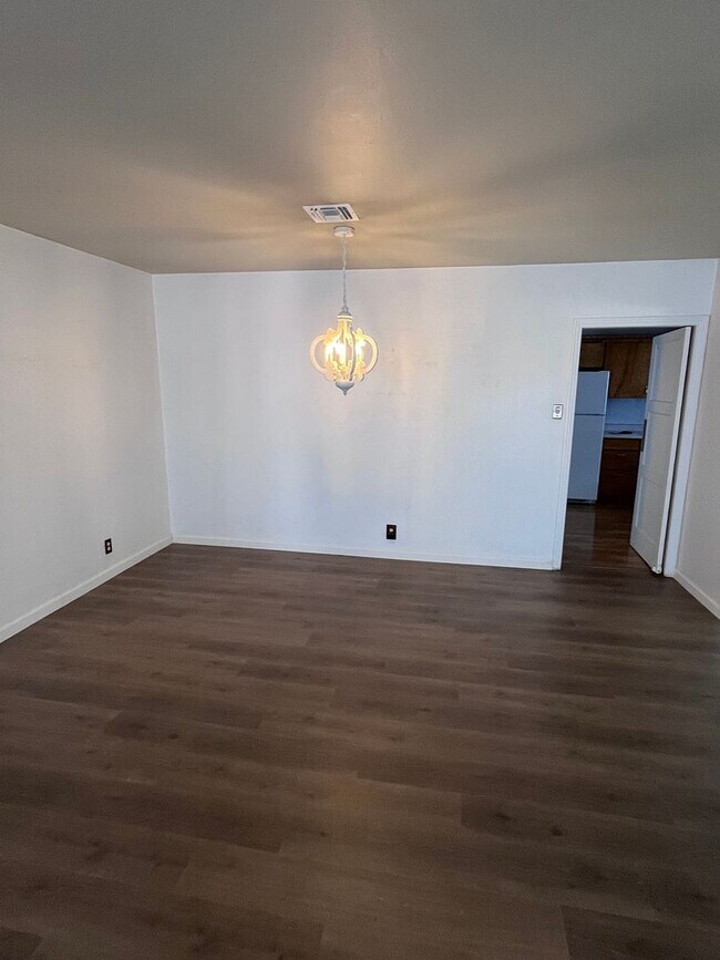 Foto del edificio - CUTE 2 BEDROOM HOME IN EAST SAC!!