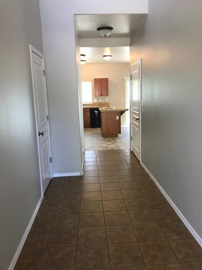 Building Photo - Spacious 4 Bedroom home in NE Bend w/newer...