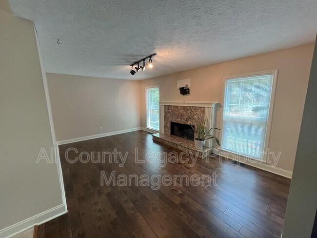 Foto del edificio - 2320 Springdale Dr