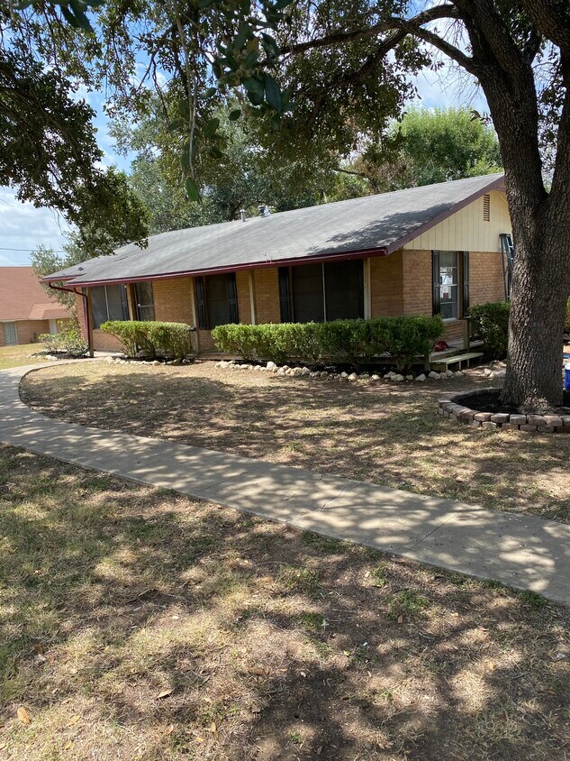 905 Trail St Floresville Tx 78114 House For Rent In Floresville Tx Apartments Com