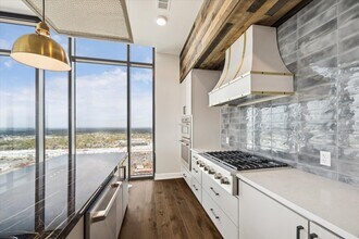 Building Photo - 9757 Katy Fwy