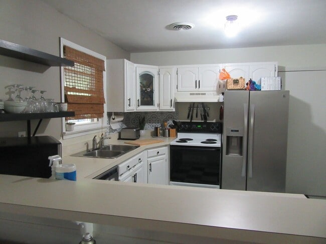 Building Photo - Beautiful Brick Ranch