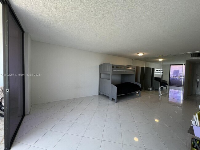 Foto del edificio - 500 Three Islands Boulevard