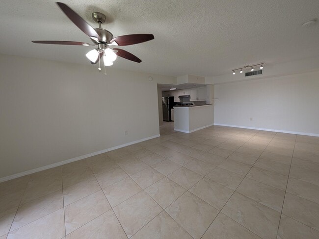 Foto del edificio - 5011 Wiles Rd