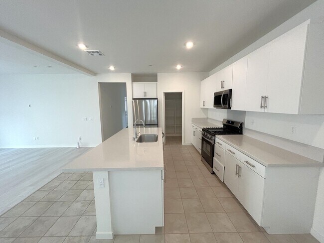 Foto del edificio - Caterpillar Dr Fontana, 92336 (3 bed, 2.5 ...