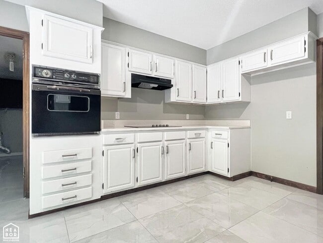 Building Photo - 3 Bedroom Home with 2 Living Areas