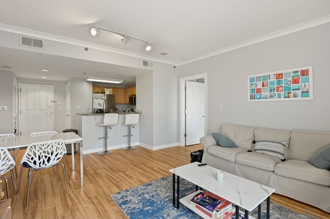 Área de comedor y espacio para taburetes de bar también. - 777 7th St NW