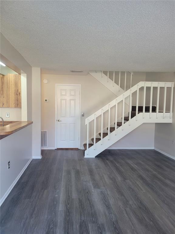 Foto del edificio - 4695 Pheasant Run Dr