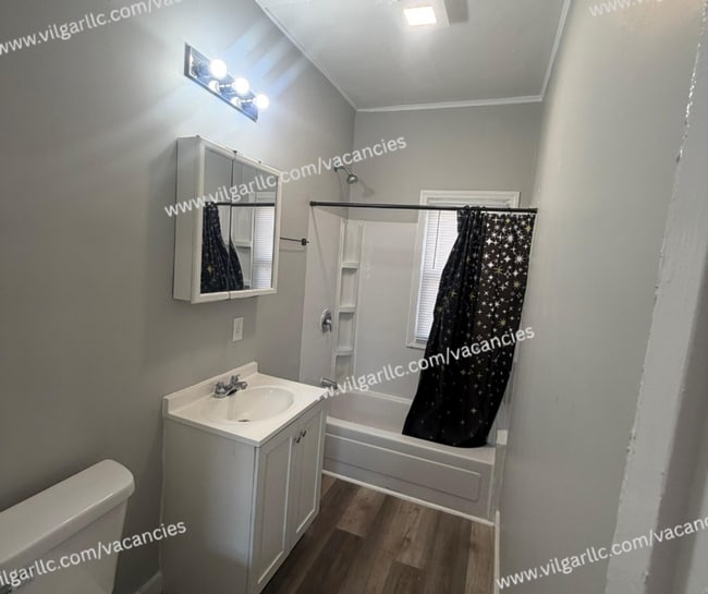 Building Photo - FOR RENT — SPACIOUS 3 BED / 1 BATH HOME