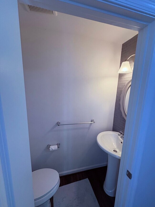 Building Photo - Spacious 2/2.5 Townhouse at Regents Glen-Y...