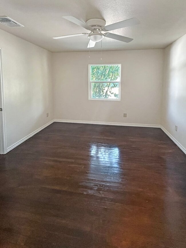 Building Photo - Move In Ready