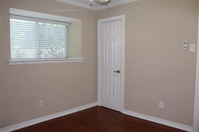 Building Photo - 418 Lexington Ln