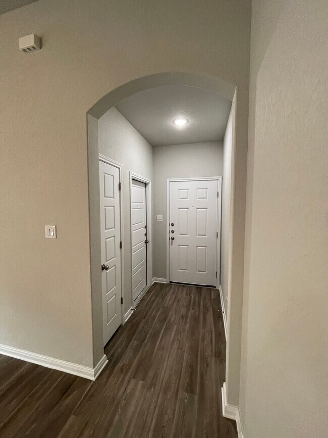 Foto del edificio - 448-450 Emma Dr