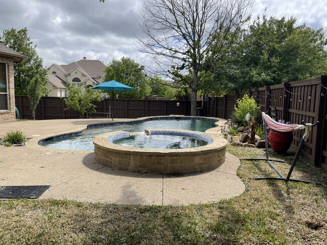 Building Photo - 304 Shady Oaks Dr