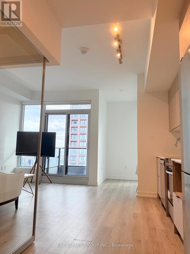 Building Photo - 395 Bloor St E