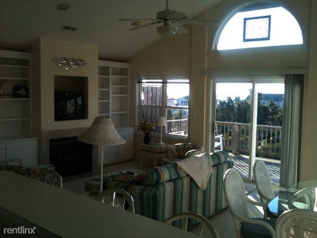 Building Photo - 5207 Emerald Dr