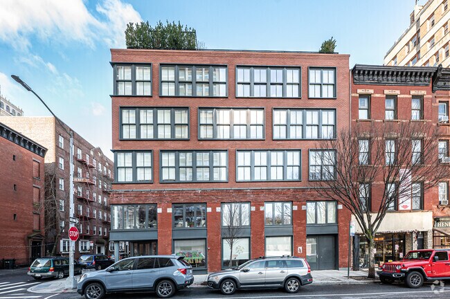 Building Photo - 70 Henry St