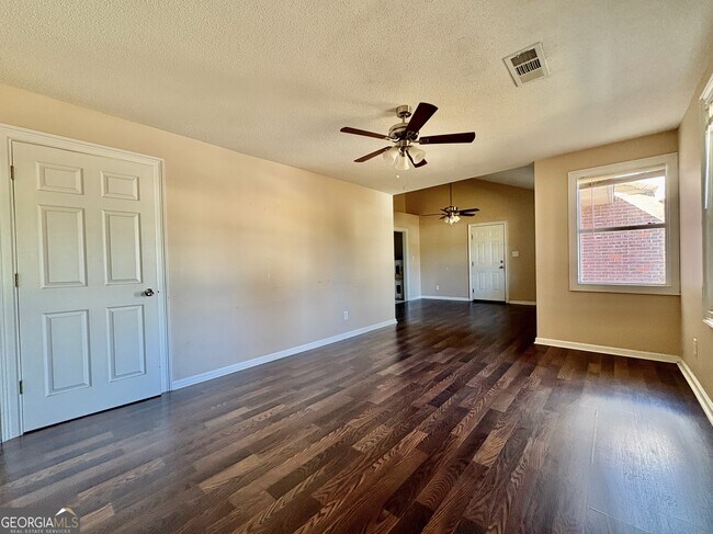 Foto del edificio - 111 Donald Dr