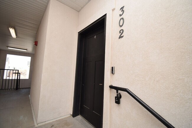 Foto del edificio - Bright Top Floor Condo with Tennis court, Pool, and Clubhouse