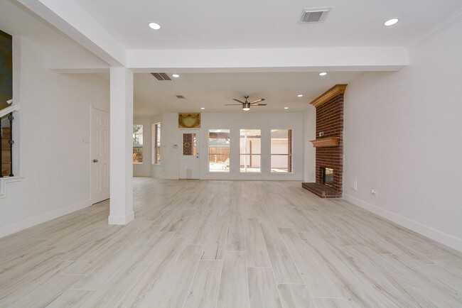 Foto del edificio - 5743 Henniker Dr