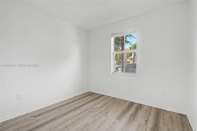 Building Photo - 975 NE 42nd Terrace