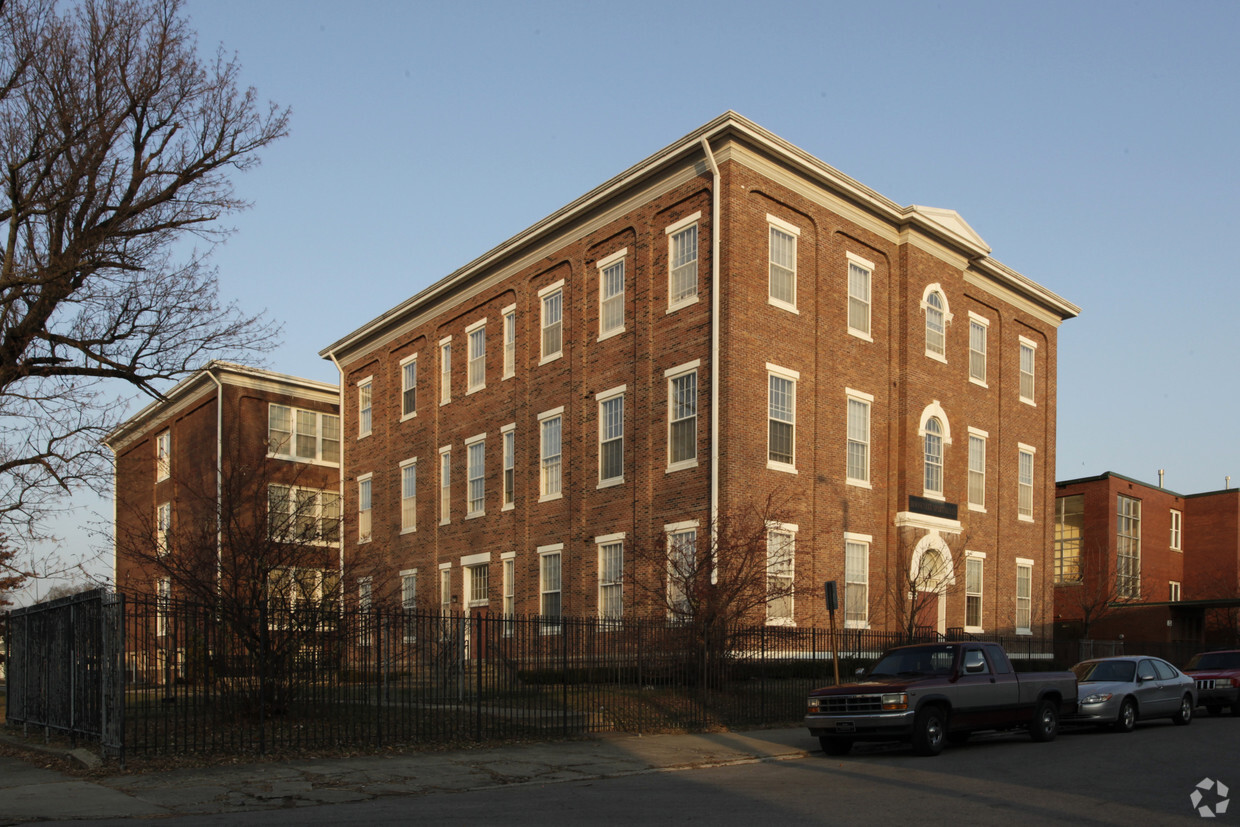 Primary Photo - Roosevelt Apartments