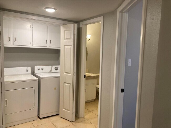 Foto del edificio - 8004 Dowling Cove
