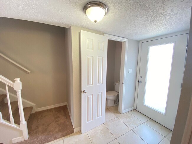Foto del edificio - First months rent Half off! Beautiful 2/1.5 Condo in Orlando! New Carpet!