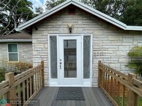 Building Photo - 550 SW 14th Ave
