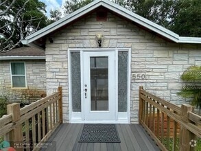 Building Photo - 550 SW 14th Ave