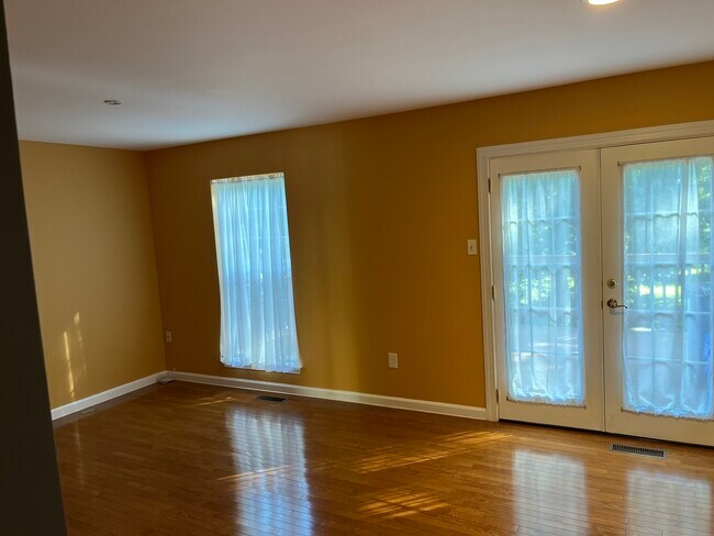 Building Photo - 3433 Queensborough Dr