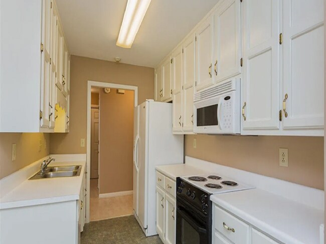 Building Photo - 1706 Lake Park Cir