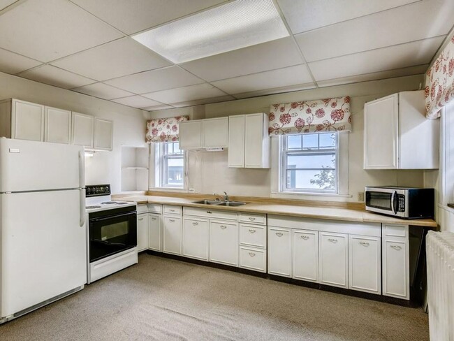 Building Photo - June 2025 ~ Cute 5 bedroom house. Spacious...