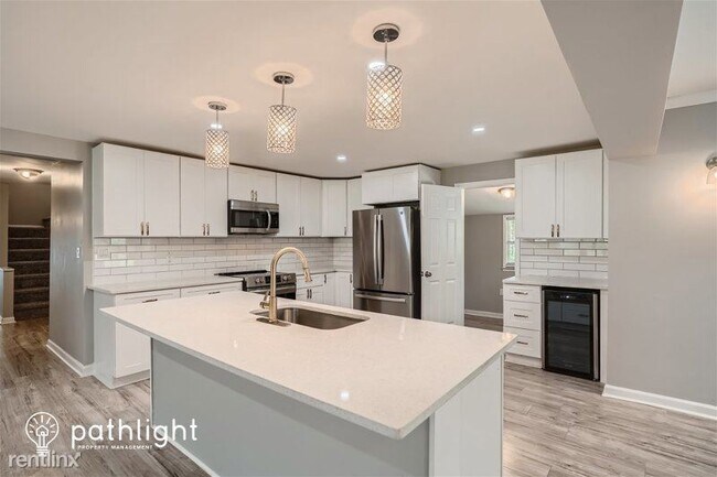 Building Photo - 4 br, 2.5 bath House - 558 Buchanan Highwa...