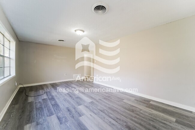 Foto del edificio - 522 Beaverbrook Dr